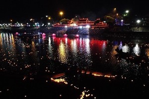 Paper lanterns are released on Thach Han River to commemorate and pay tribute to fallen soldiers. (Photo: SGGP)