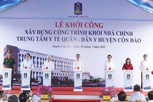 State President Vo Van Thuong (C) attends the groundbreaking ceremony of the military-civil medical centre in Con Dao district (Photo: VNA)