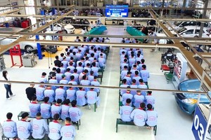 Hanoi Electromechanical College’s 1000-square-meter third automotive technology practice workshop in Vinh Yen City (Vinh Phuc Province). (Photo: SGGP)
