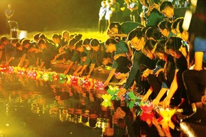 An incense offering and candle lighting ceremony to pay tribute to martyrs were held at Dong Loc T- Junction historical site in Ha Tinh Province’s Can Loc District on July 20 marking the 76th anniversary of War Invalids and Martyrs' Day. (Photo: SGGP)