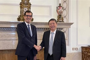 Porto Mayor Rui Moreira (L) welcomes Vice Chairman of the HCM City People’s Committee Duong Anh Duc (Photo: VNA)