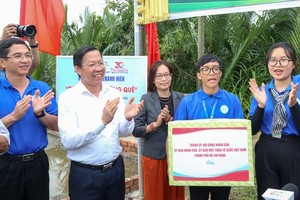 A delegation of HCMC’s officials led by Chairman of the HCMC People’s Committee Phan Van Mai on July 29 visited young volunteers and students of the 2023 Summer Volunteer Campaign who carry out missions in the Mekong Delta province of Ben Tre. (Photo: SGGP)