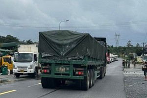 The functional forces of Lam Dong Province control traffic and monitored vehicles passing Bao Loc Pass to ensure traffic safety. (Photo: SGGP)