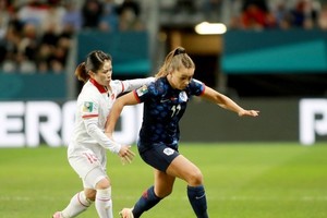 Vietnamese women’s team puts a great effort in the match against the Netherlands. (Photo: SGGP)