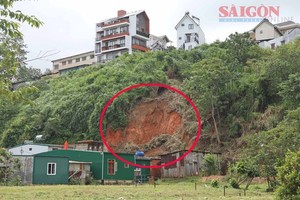 A landslide on a hillside on An Binh Street in Da Lat City, posed a severe threat to nearby houses