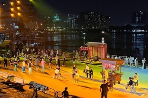 Artists are practicing for the live performance. (Photo: SGGP)