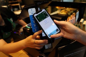 Customers can now make purchases using their Apple devices at various leading retail systems like Starbucks, Phuc Long and McDonald's. (Photo: VNS/William Gray)