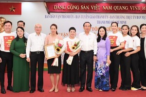 ecretary of the HCMC Party Committee Nguyen Van Nen (7th, R) and leaders of the boards of Party building of the municipal Party Committee present the first prizes to individuals. (Photo: SGGP)