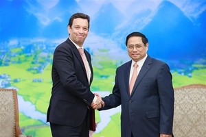 Prime Minister Pham Minh Chinh (R) and Robert Ford, Abbott's Chairman of the Board and Chief Executive Officer. (Photo: VNA)