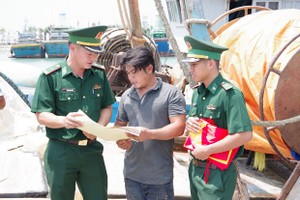 Border guards of Ba Ria - Vung Tau province disseminate anti-IUU fishing regulations to a fisherman. (Photo: VNA)
