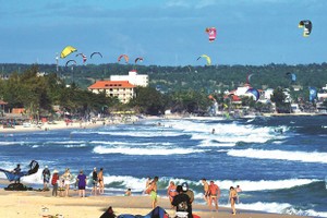 Binh Thuan serves about 5.3 million visitors in the first seven months of this year. (Photo: baobinhthuan.com.vn)