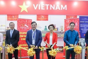 Representatives from Vietnamese and foreign agencies cut ribbons to open Vietnamese booth at Franchising & Licensing Asia (FLAsia) in Singapore. (Photo: VNA)