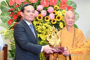 Deputy Prime Minister Tran Luu Quang wished a happy festive season and sent best wishes to Buddhist dignitaries and followers on the occasion of the Vu Lan Festival. (Photo: SGGP)