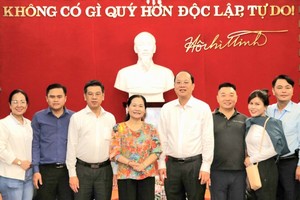 Vice Secretary of the HCMC Party Committee Nguyen Ho Hai ((4th, R) attends the send-off ceremony. (Photo: SGGP)