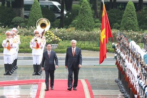 State President Vo Van Thuong (L) receives Kazakh President Kassym-Jomart Tokayev at the Presidential Palace in Hanoi on August 21. (Photo: SGGP)