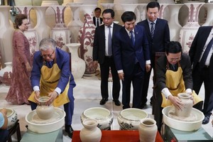 State President Vo Van Thuong and his Kazakh counterpart Kassym-Jomart Tokayev participate in the process of making pottery products. (Photo: SGGP)