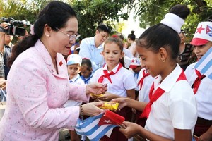Chairwoman of the HCMC People’s Council Nguyen Thi Le offers gifts to students in Ben Tre Village in Cuba. (Photo: SGGP)