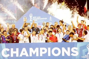 The Vietnam national under-23 team defended their AFF U23 Championship title with a 6-5 victory against Indonesia in penalty shootout in Rayong Stadium, Thailand on August 26 night. (Photo: SGGP)