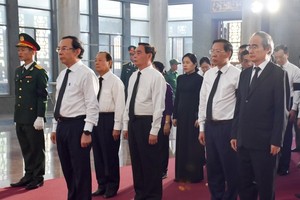 The delegation of leaders of the Party Committee, People's Council, People's Committee, and Vietnam Fatherland Front Committee of HCMC pay their last tributes to former Minister of Education and Training Tran Hong Quan. (Photo: SGGP)