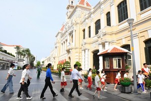 Headquarters of the People's Committee and People's Council of HCMC open to public tours on the Reunification Day (on April 30). (Photo: SGGP)
