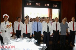 Former State President Nguyen Xuan Phuc and HCMC leaders offer incense to pay tribute to President Ho Chi Minh and heroic martyrs at Nga Ba Giong National Historical Relic site in Hoc Mon District on August 28.