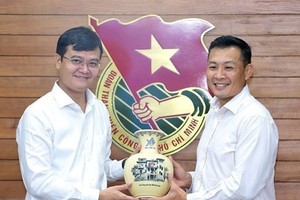 First Secretary of the Ho Chi Minh Communist Youth Union (HCMCYU)’s Central Committee and Chairman of the National Committee on Youth Bui Quang Huy (L) presents a souvenir to Chief Executive Officer of the National Youth Council of Singapore David Chua (Source: HCMCYU)