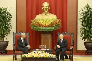 Party General Secretary Nguyen Phu Trong (R) and Singaporean Prime Minister Lee Hsien Loong (Photo: SGGP)