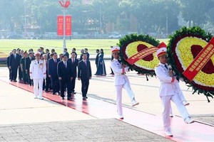Leaders and former leaders of the Party, State, Government, National Assembly and Vietnam Fatherland Front pay tribute to President Ho Chi Minh at his mausoleum (Photo: VNA)