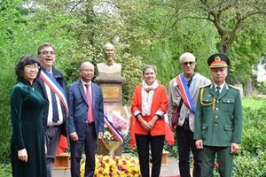 Ambassador Dinh Toan Thang (third, left) and delegates at President Ho Chi Minh’s Monument in Montreau park (Photo: VNA)
