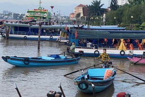 Ninh Kieu Wharf is crowded with boats carrying tourists to visit the Cai Rang floating market and tourist areas in Can Tho City's Phong Dien District. (Photo: SGGP)