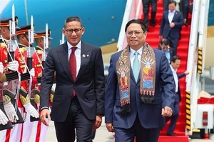 Prime Minister Pham Minh Chinh (right) arrives in Jakarta, Indonesia, on September 4 morning (local time). (Photo: VNA)