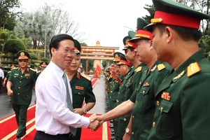 State President Vo Van Thuong meets cadres and officers of the Army Corps 15. (Photo: SGGP)