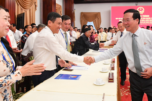 State President Vo Van Thuong meets delegates at the ceremony. (Photo: SGGP)