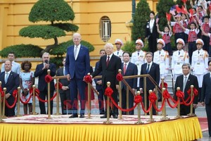 Party General Secretary Nguyen Phu Trong hosts a reception for US President Joe Biden at the Presidential Palace in Hanoi on September 10. (Photo: SGGP)