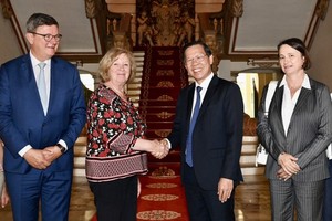 Chairman of the HCMC People’s Committee Phan Van Mai (R) receives Chairwoman of the France - Vietnam Friendship Parliamentarians' Group of the French Senate on September 11. (Photo: SGGP)