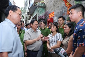 Prime Minister Pham Minh Chinh on the evening of September 13 visits the victims and the site of the tragic fire at a mini apartment building in the capital city of Hanoi. (Photo: SGGP)