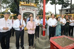 HCMC's leaders offer incense to pay tribute to Marshal Le Van Duyet. (Photo: SGGP)