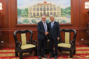 Vice Chairman of the HCMC People’s Committee Vo Van Hoan (R) and Mayor of France's Nevers City Denis Thuriot (Photo: hcmcpv)