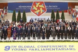 Delegates pose for a group photo at the opening ceremony of the ninth Global Conference of Young Parliamentarians in Hanoi on September 15. (Photo: VNA)