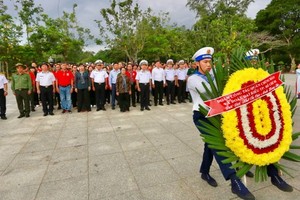 Leaders and officials of HCMC offer incense to commemorate heroic martyrs at Hang Duong Cemetery on Con Dao Island. (Photo: SGGP)