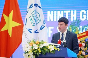 Dan Carden, Member of Parliament of the UK, President of the Board of the IPU Forum of Young Parliamentarians, speaks at the opening ceremony. (Photo: VNA)