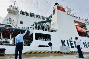 HCMC’s delegation visits soldiers on DK1/10 platform, southwestern island