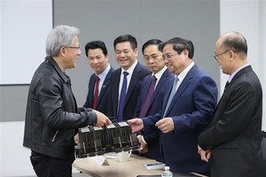 PM Pham Minh Chinh (second from right) talks to Nvidia co-founder and President Jensen Huang (left) on September 18. (Photo: VNA)