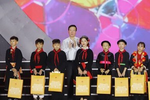 State President Vo Van Thuong offered gifts to children on the occasion of the Mid-autumn festival which falls on September 29 (on the 15th day of the eighth lunar month) this year. (Photo: SGGP)
