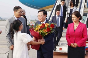 Vice President of the Bulgarian National Assembly Rositsa Kirova (R) welcomes National Assembly Chairman Vuong Dinh Hue at the Sofia International Airport. (Photo:VNA)