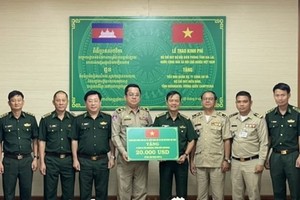 The Border Guard Command of Gia Lai presents US$50,000 to the representatives of the three Cambodian border protection forces to help them build command offices, and purchase necessary equipment for their work. (Photo: VNA)
