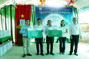 The Sai Gon Giai Phong Newspaper coordinates with VP Bank SMBC Finance Company Limited (VPB SMBC FC) to hand over libraries to the An Duc and Tan Xuan secondary schools in the Mekong Delta province of Ben Tre on September 25. (Photo: SGGP)