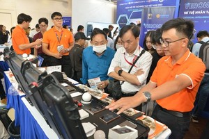 Visitors learn about latest products at the 2023 Vietnam Artificial Intelligence Festival (Photo: SGGP)