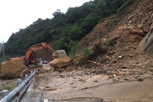 At the landslide scene on National Highway 8A (Photo: SGGP)