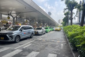 Taxis are picking up passengers from Tan Son Nhat Airport. (Photo: SGGP)